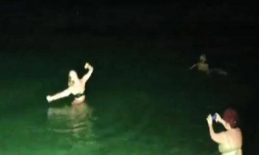 Συναυλία Κώστα Μακεδόνα: Δεν είχαν χώρο και μπήκαν στη θάλασσα για ζεμπεκιές!